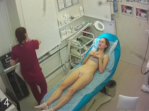 Красивый секс с негритянкой в полумрачной комнате