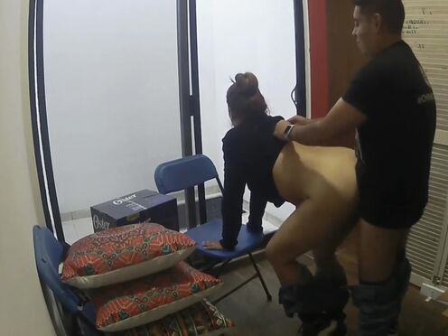 Дойки ком парень трахает молодую красивую толстушку