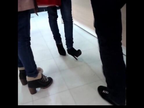 Трахнули девушку в походе порно