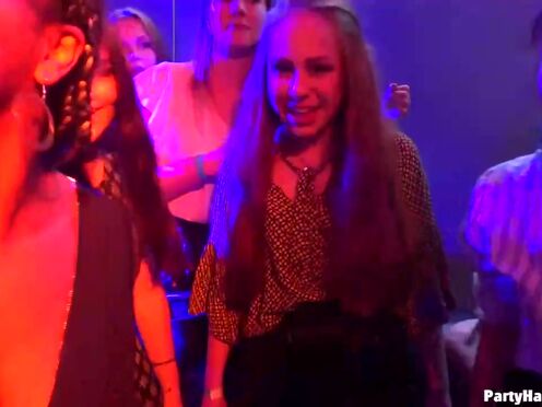 Транс грубо трахает парня в рот