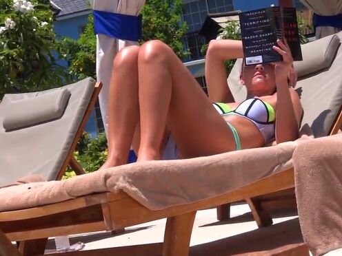 Худая красотка с натуральной грудью порно