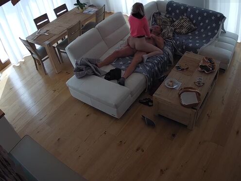 Русская мать учит дочь анальному сексу