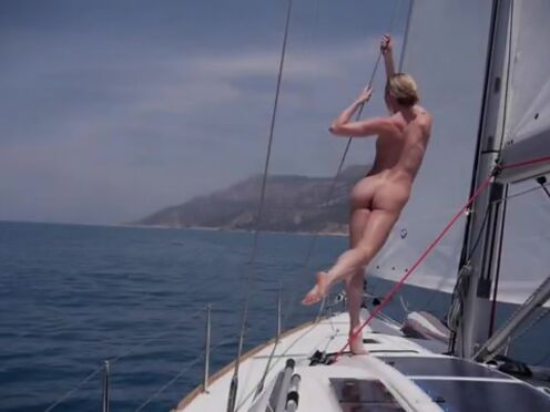 Порно трахнул жопастую зрелую домохозяйка