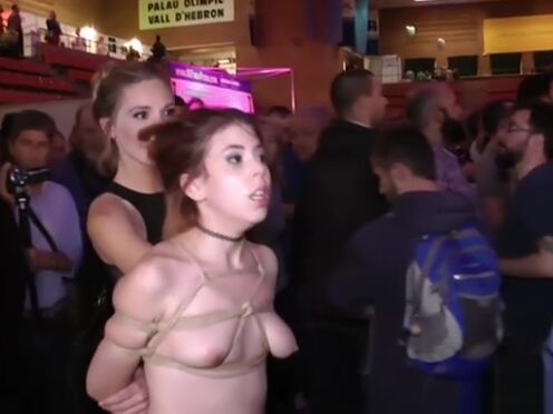 Секс с сочной жопой скачет сверху