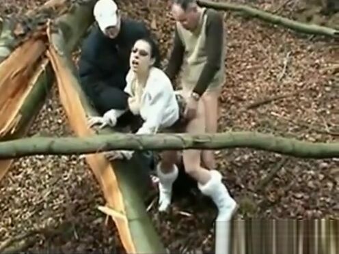 Секс папа жарит дочку с друзьями