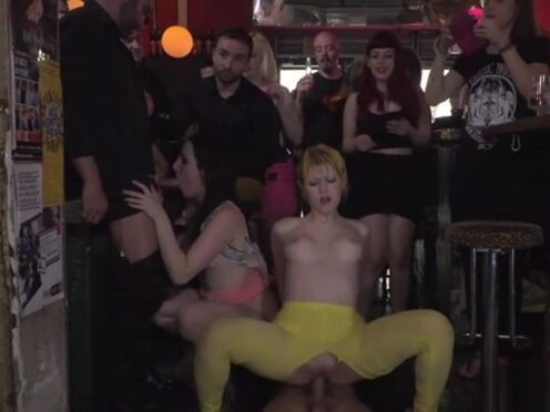 Трахнул в зад сестру девушки