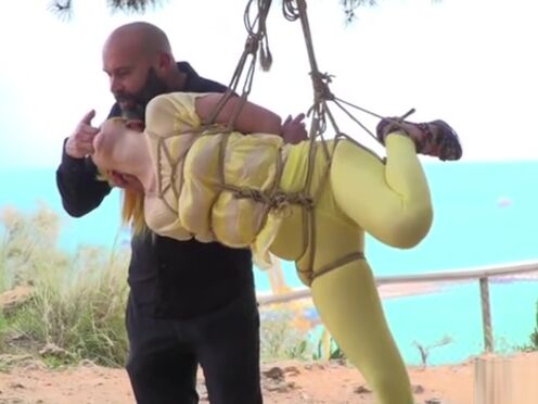 Комар кусающий в сосок порно видео