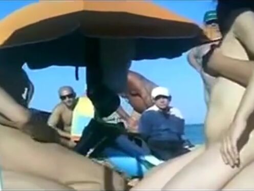 Умничка в очках берет за щеку порно