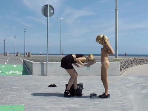 Порно пузатый мужик имеет двух баб