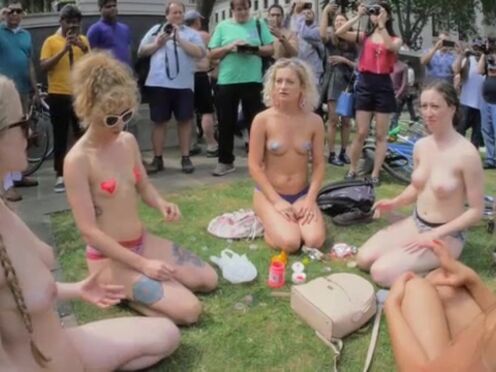 Секс втроем с учительницей и одноклассницей