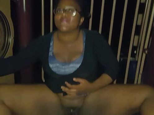 Играет с бананом и огурцом порно