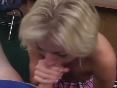 Трахнул застрявшую под столом