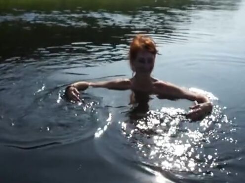 Трахнул тещу на одной кровати с женой