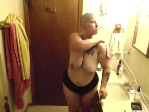 Три мужика трахают пышную зрелую