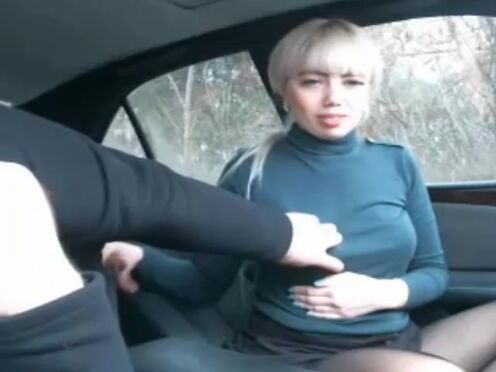 Порно инцест сосет всем под столом