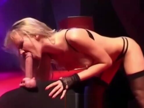 Порно помогла подрочить парню девка молодец