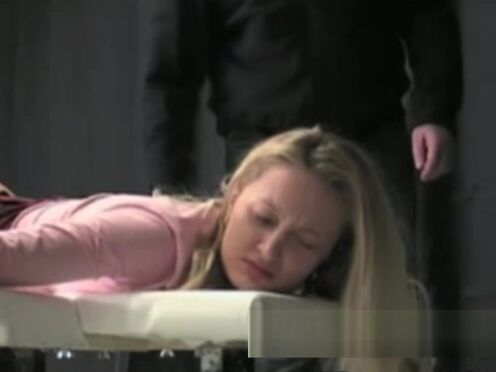 Секс в бассейне с худенькой девушкой