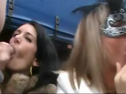 Грудастая мамка застряла и сын ее трахнул