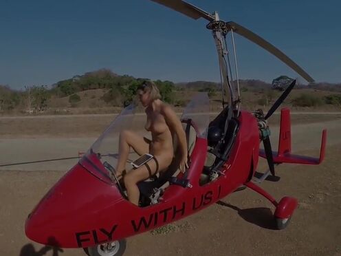 Порно фигуристая сучка трахается в жопу