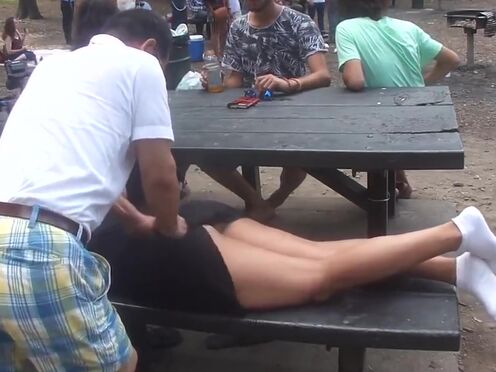 Тетя сосет спящему парню порно