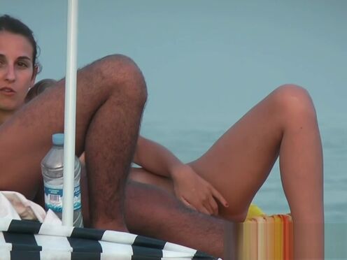 Членом девушка вместе спят секс