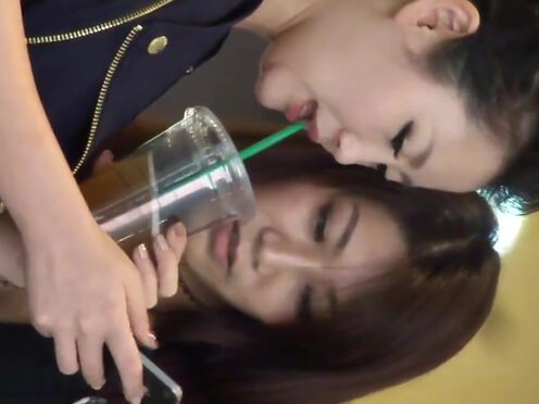 Японку трахнули в метро без замазки