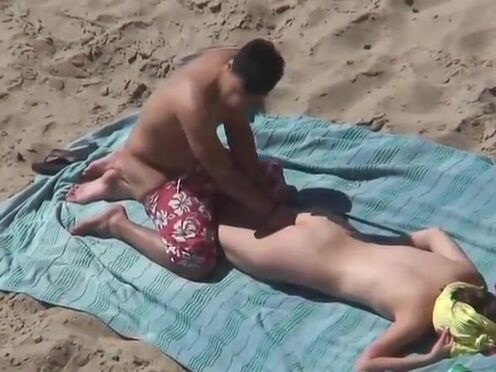 Негр садовник трахнул горничную