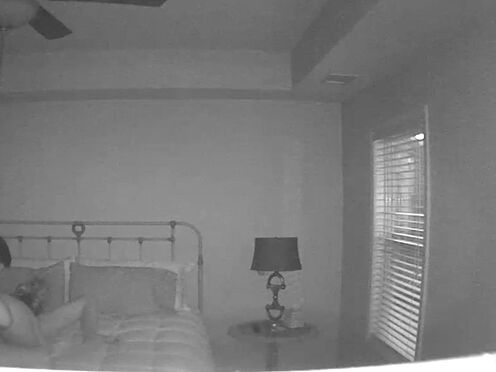 Трахает себя метровым самотыком