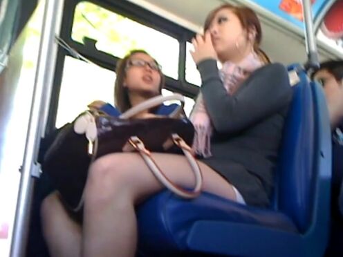 Страпон на лице и сует в анал