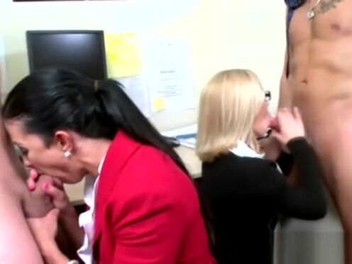 Порно трахнул сочную очкастую мамку в очко