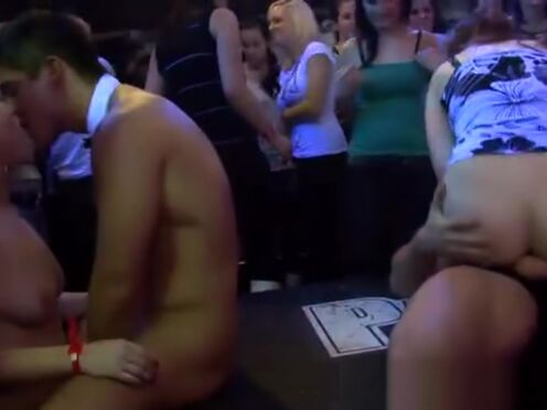 Мужик трахает змею питона