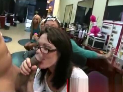 Порно спасатель на пляже трахнул в очко