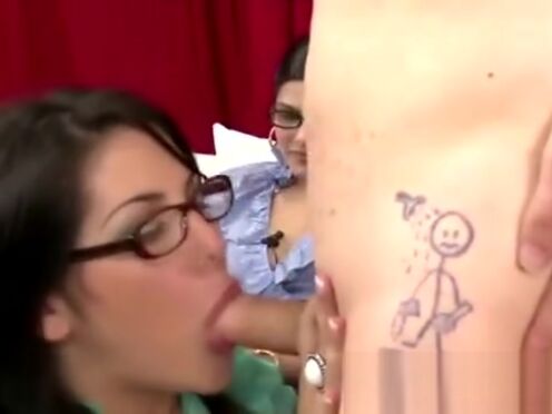 Секс рядом и спускают в матку