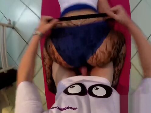 Порно три шлюхи отсасывают доят одного парня