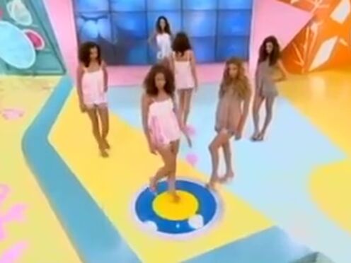 Трахается с вибратором и самотыком