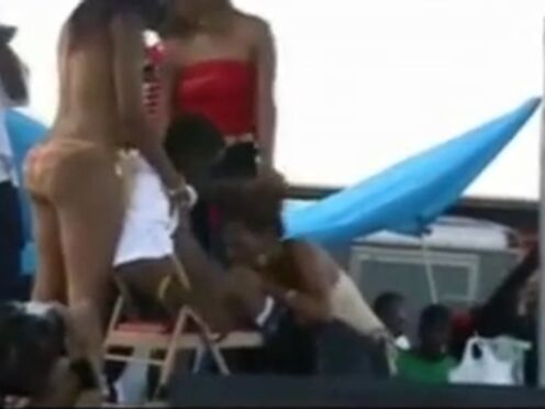 Смотреть бесплатно порно видео сосание сисек лизание