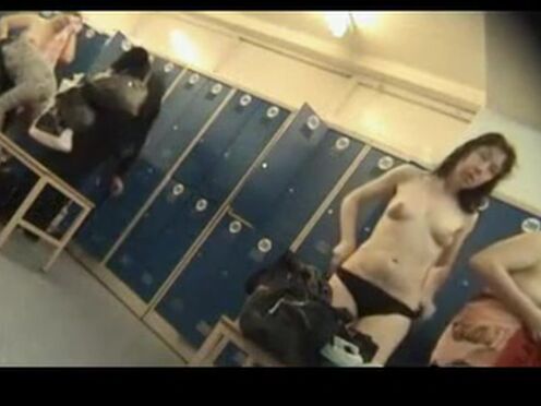 Порно мастурбирует в туалете скрытая камера