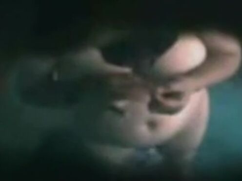 Тетка учит девчушку сексу