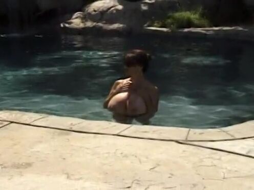 Секс в бассейне видео