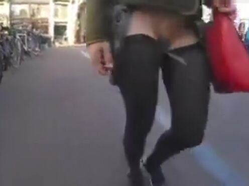 Дал прохожим на пляже трахнуть свою жену