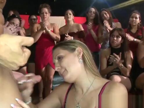 Секс видео юных лесби в общественных местах