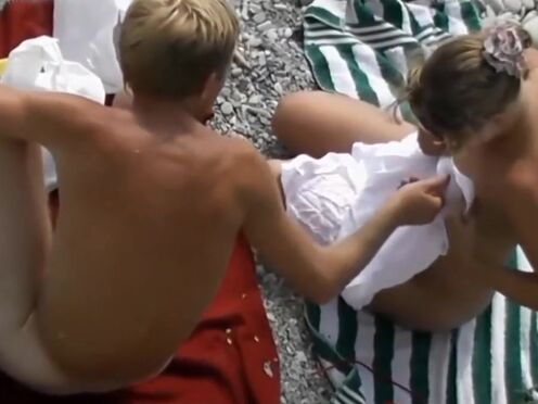 Порно трахнул сестру зажав рот рукой