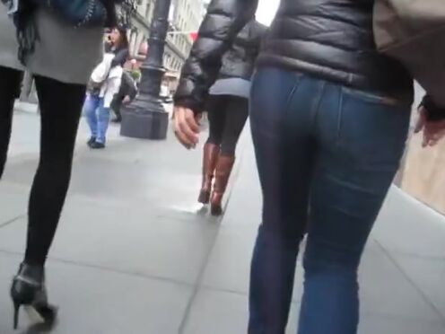 Порно у девки вытекает искусственная сперма