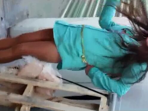 Порно с мачехой друга в душе