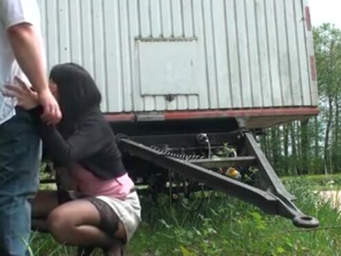 Девку трахают пизду и жопу бутылкой парни