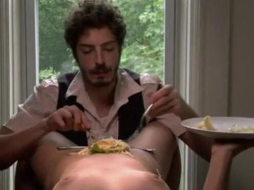 Две девушки насилуют и страпонят парня порно