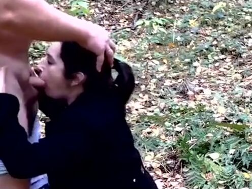 Рачком красотку в ванной порно