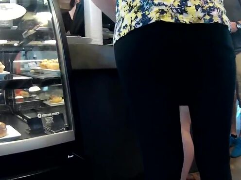 Трахнула парня сверху на полу двухсторонним дилдо