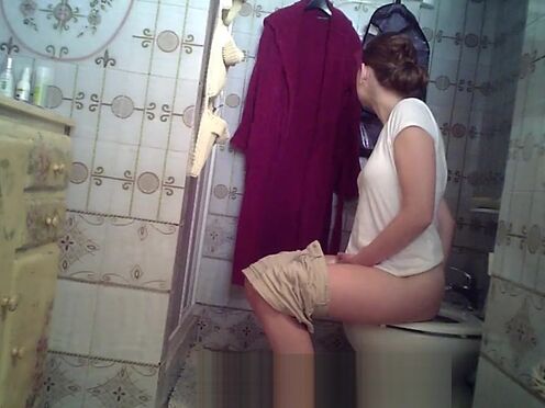 Порно скрытая камера дрочит в туалете