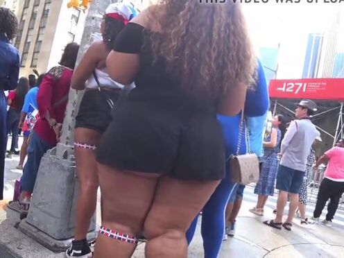 Две девки поймали парня и трахнули его